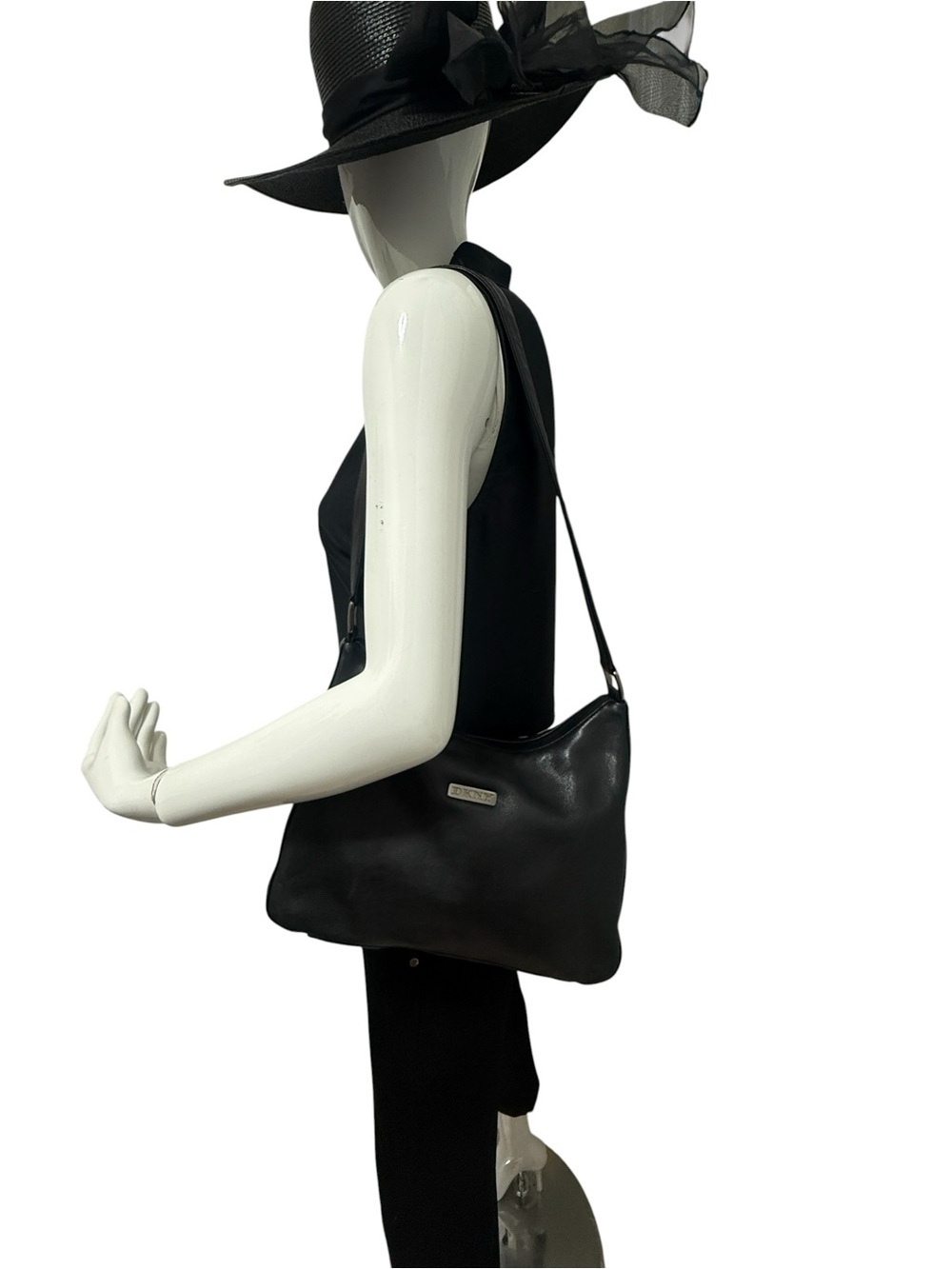 Leather shoulder bag, DKNY hobo style
Good Black Classic Everyday Style